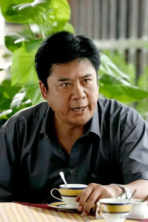 (《重案六组》一众主演,前排左起:高榕,王茜 后排左起:张博,张潮,李诚